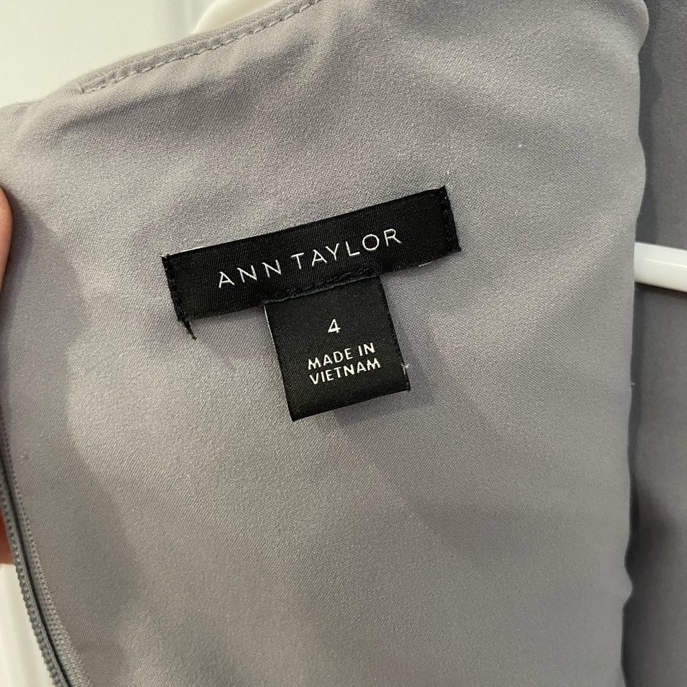 Ann Taylor Gray Pencil Dress Button Accents Crew Neck Sleeveless Women’s Size 4 - Picture 3 of 6